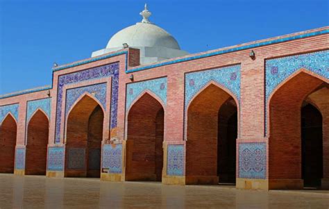  Shah Jahan Mosque em Thatta: Uma Maravilha Arquittetônica de Mármore Branco e História Rica!